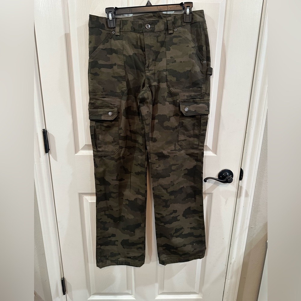 Duluth Trading Company 8 pocket curvesetter catholic pants.  Camouflage 8X31